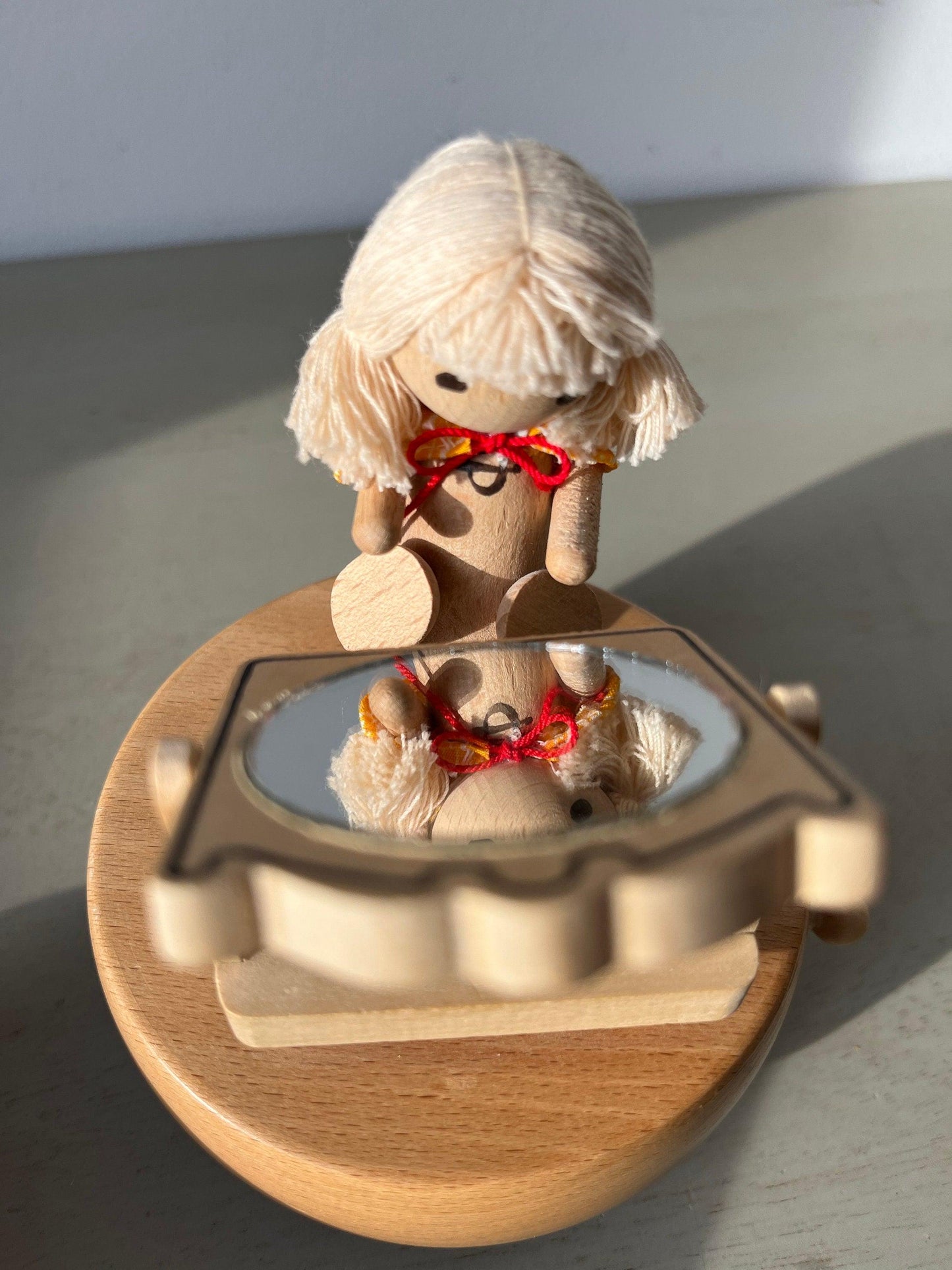 Vintage Otagiri Japan (OMC) music box ‘Girl & mirror