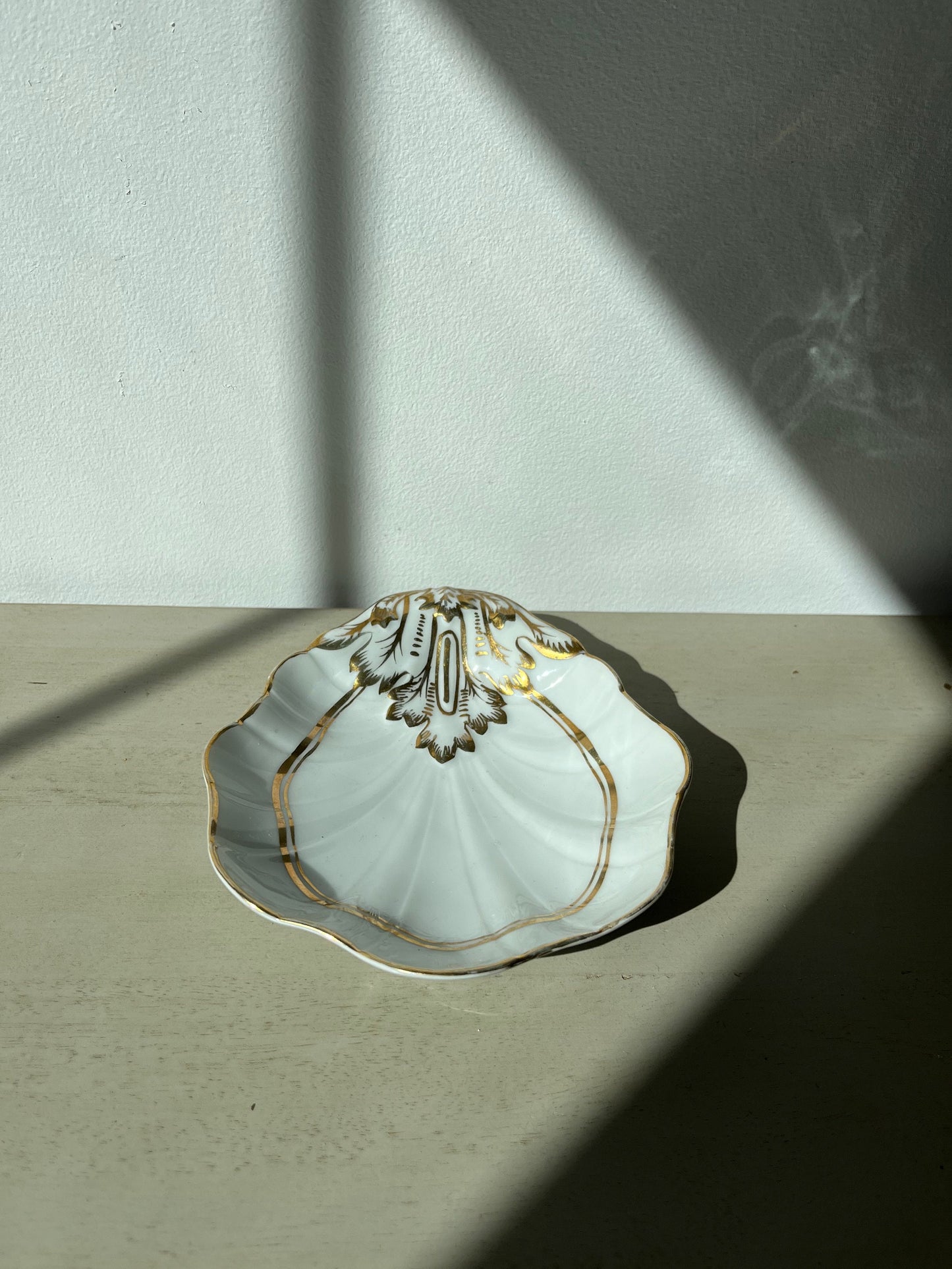 Vintage porcelain shell dish
