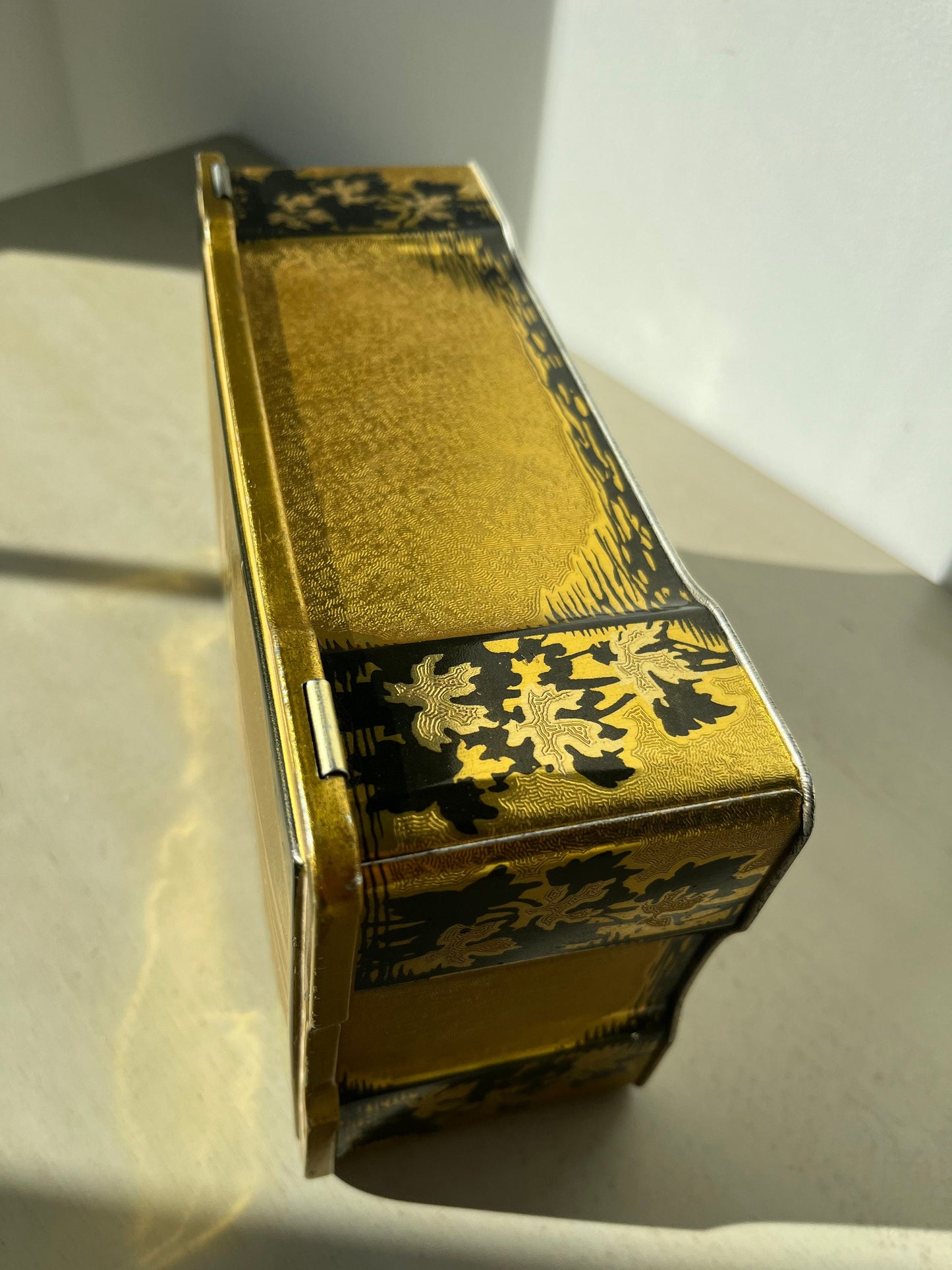 Vintage English biscuits tin with a coaching scene