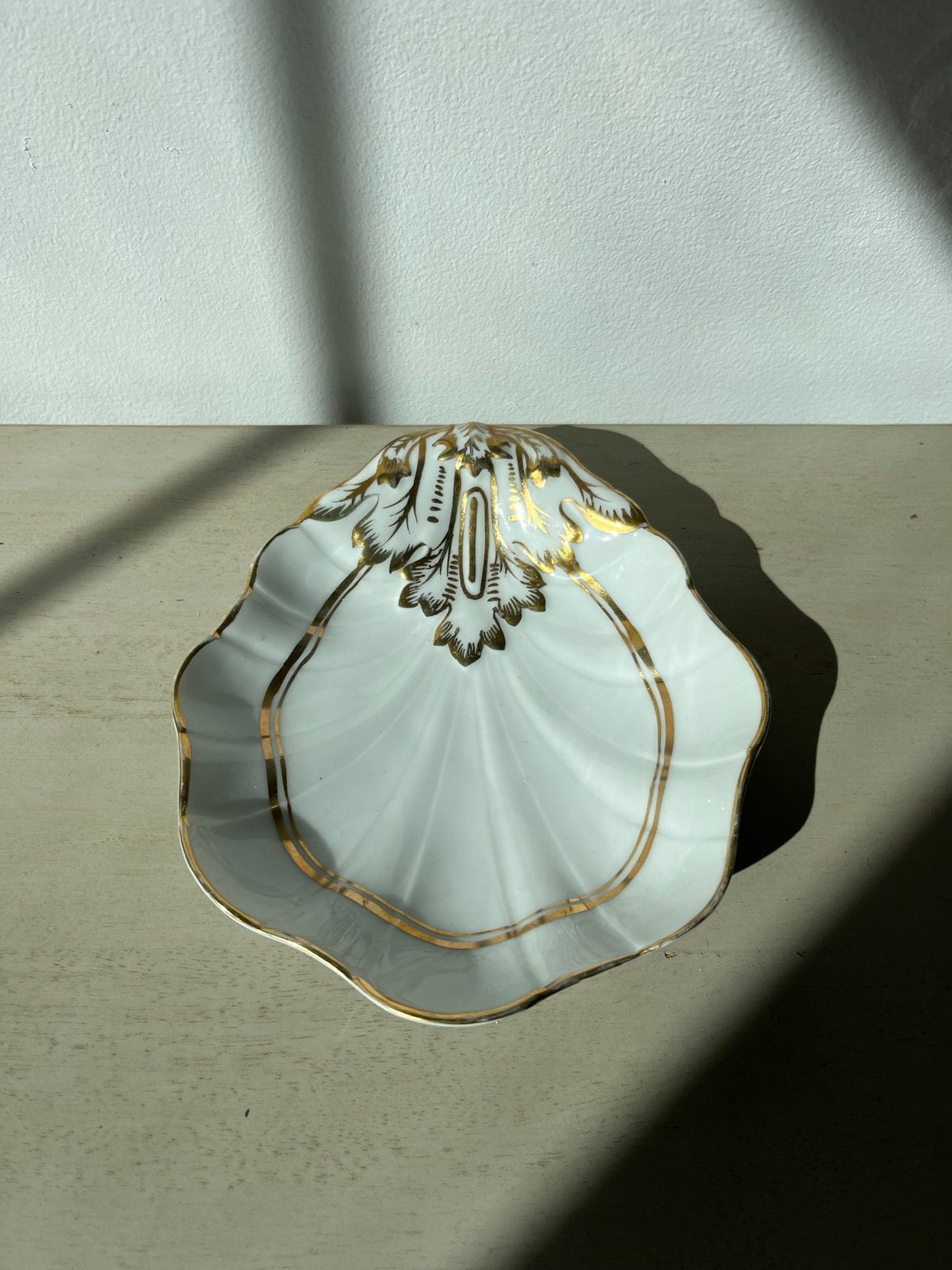 Vintage porcelain shell dish