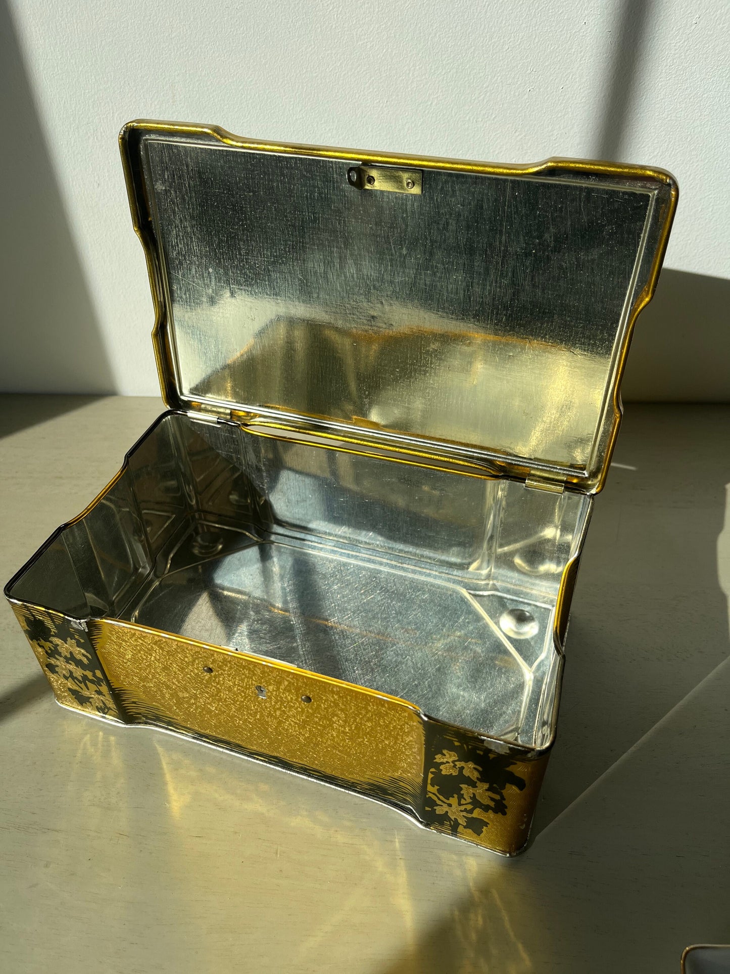 Vintage English biscuits tin with a coaching scene