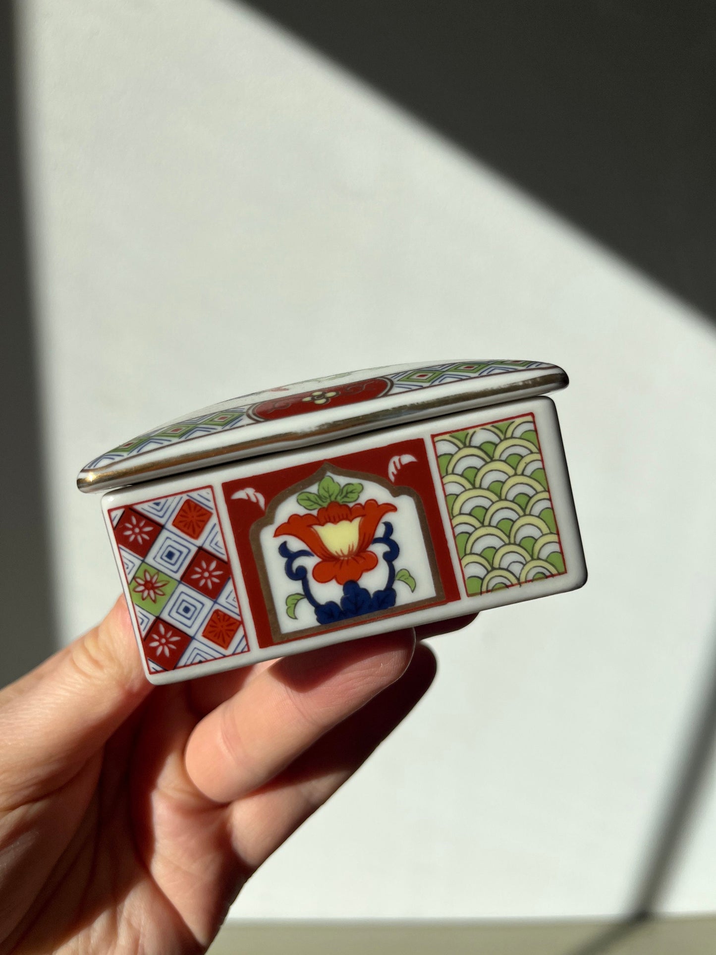 Japanese Imari porcelain trinket box
