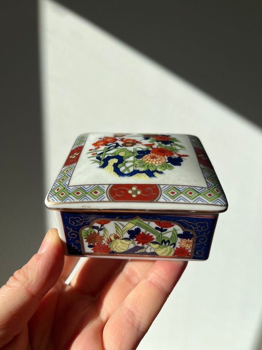 Japanese Imari porcelain trinket box