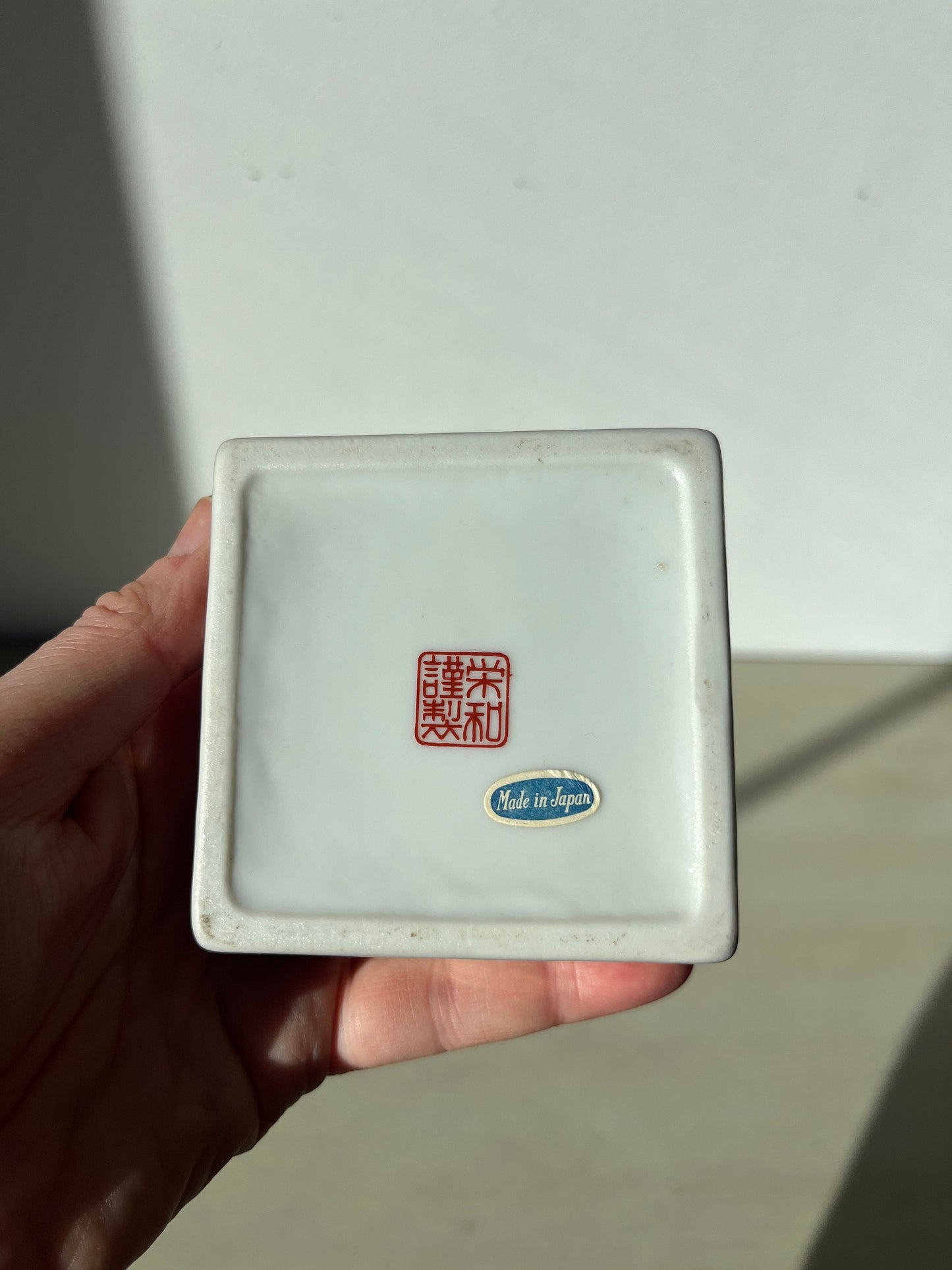 Japanese Imari porcelain trinket box