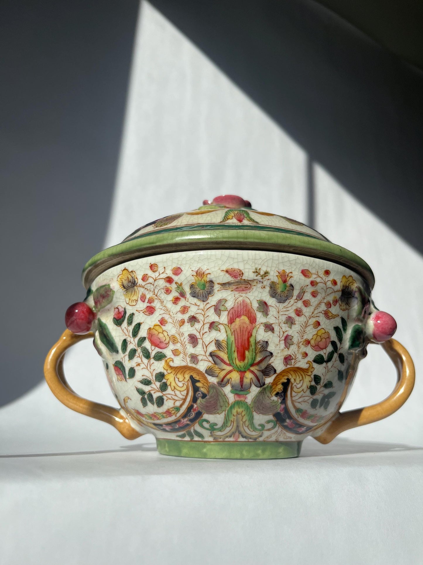 Amazingly beautiful 1895 Antique Wong Lee Chinese Tureen with a Lid