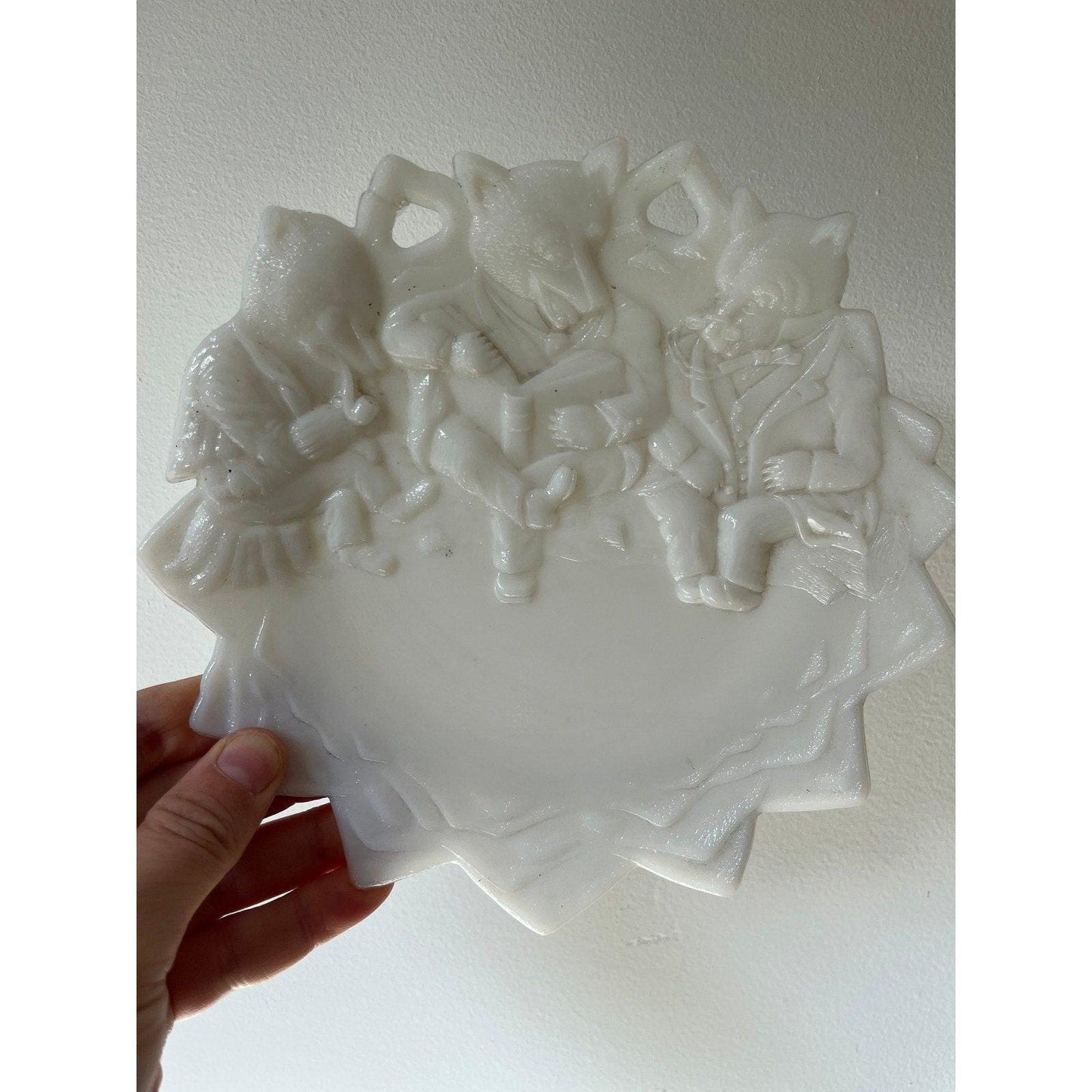 Antique Early 20th Century Westmoreland Milk Glass Plate  Three Wolves Reading