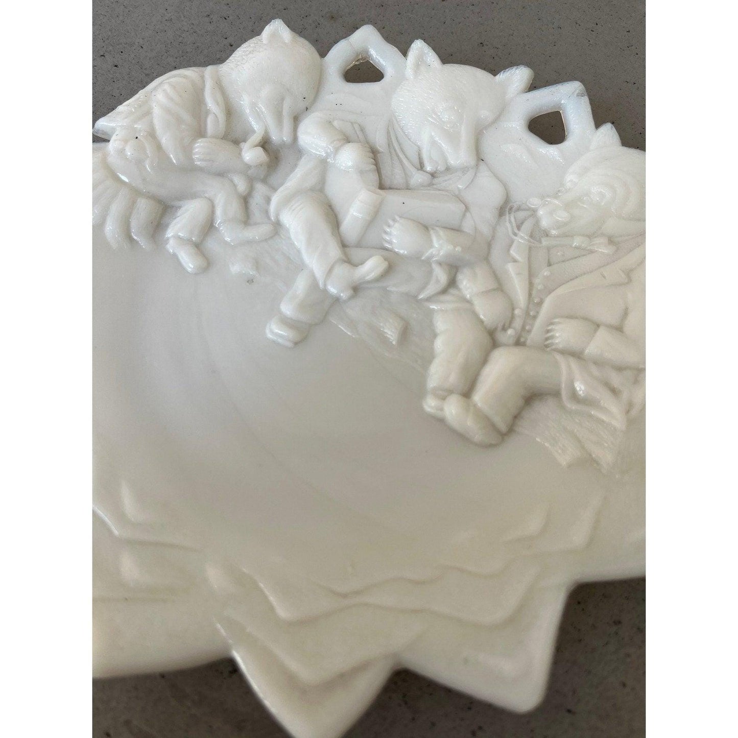 Antique Early 20th Century Westmoreland Milk Glass Plate  Three Wolves Reading
