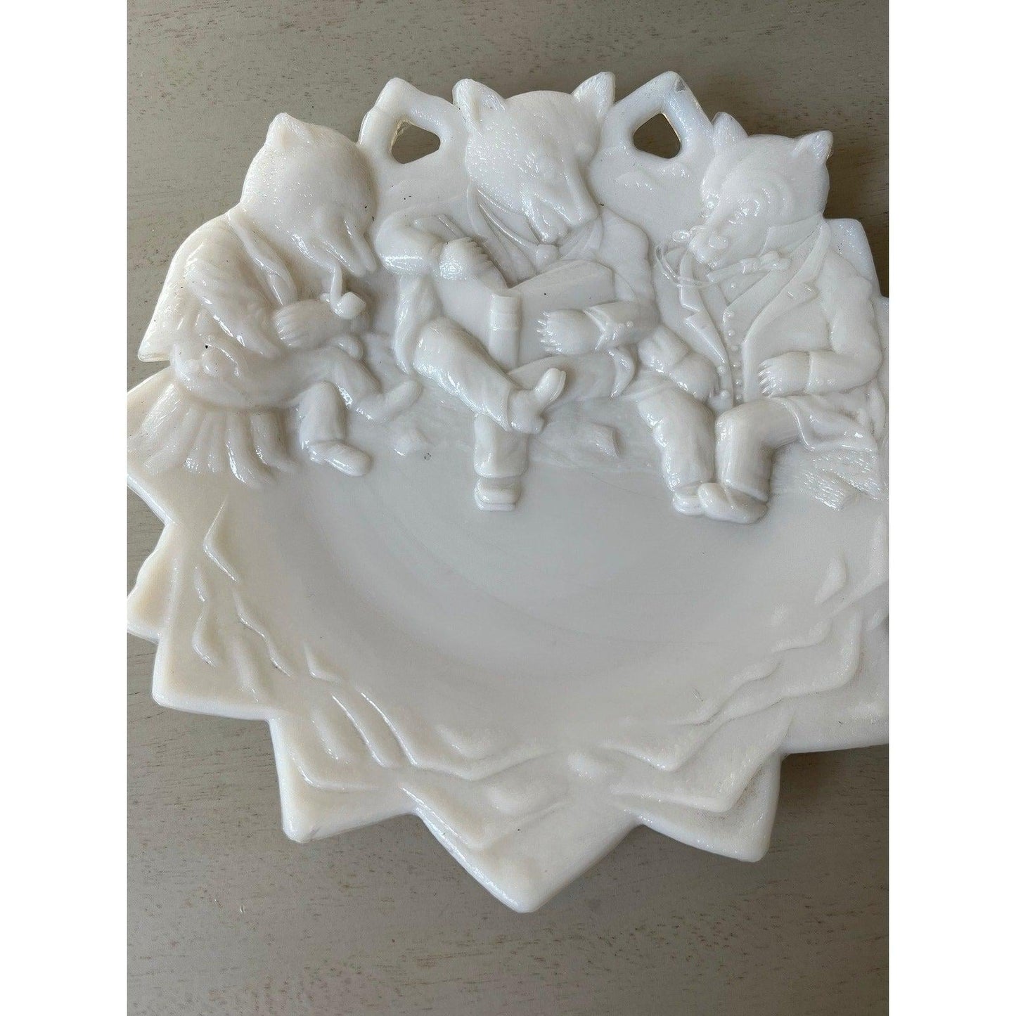 Antique Early 20th Century Westmoreland Milk Glass Plate  Three Wolves Reading
