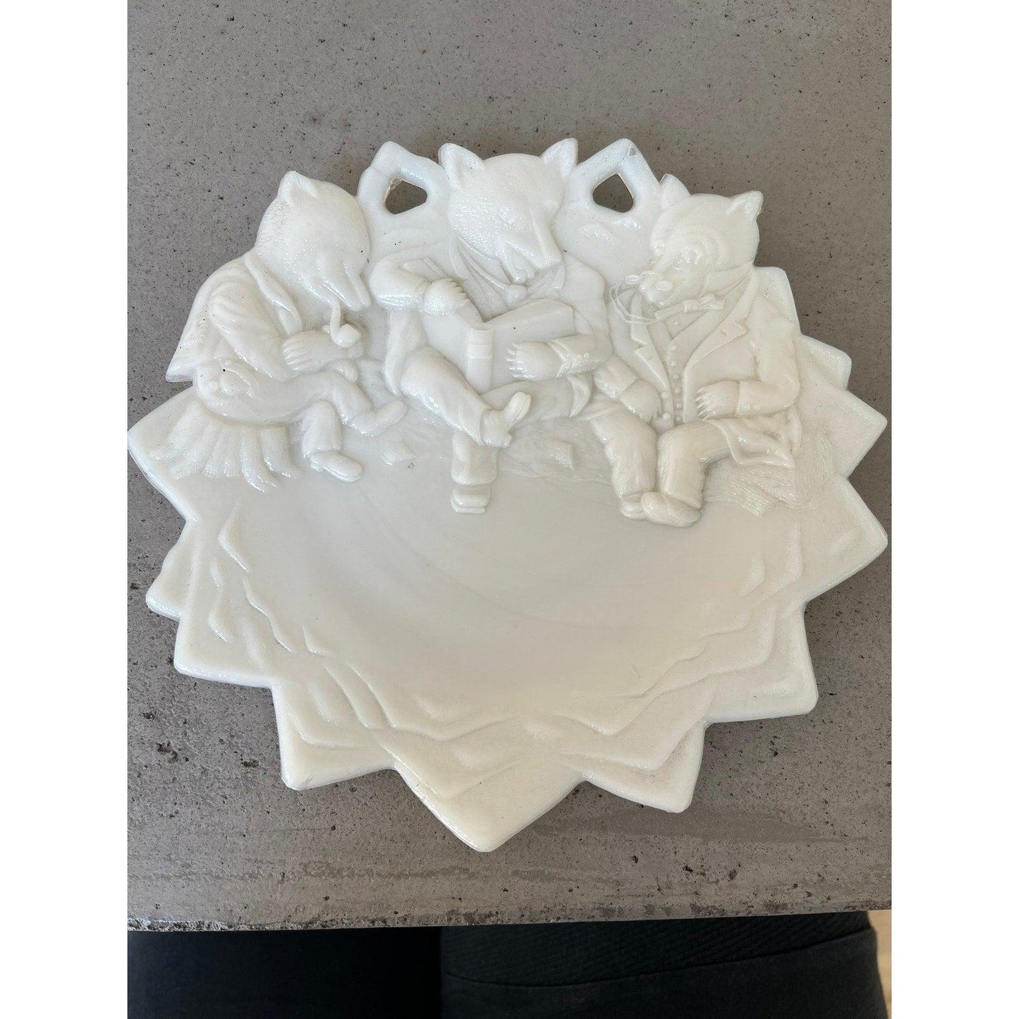 Antique Early 20th Century Westmoreland Milk Glass Plate  Three Wolves Reading