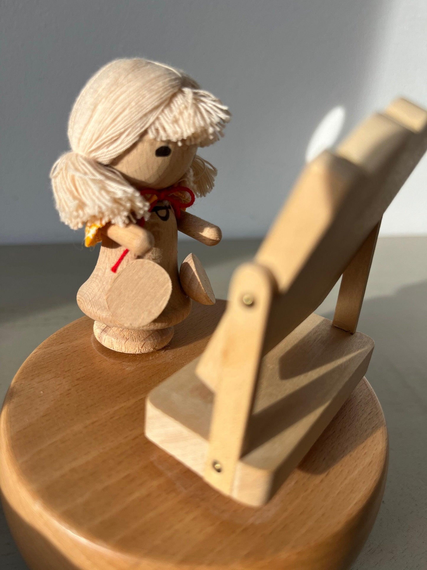 Vintage Otagiri Japan (OMC) music box ‘Girl & mirror